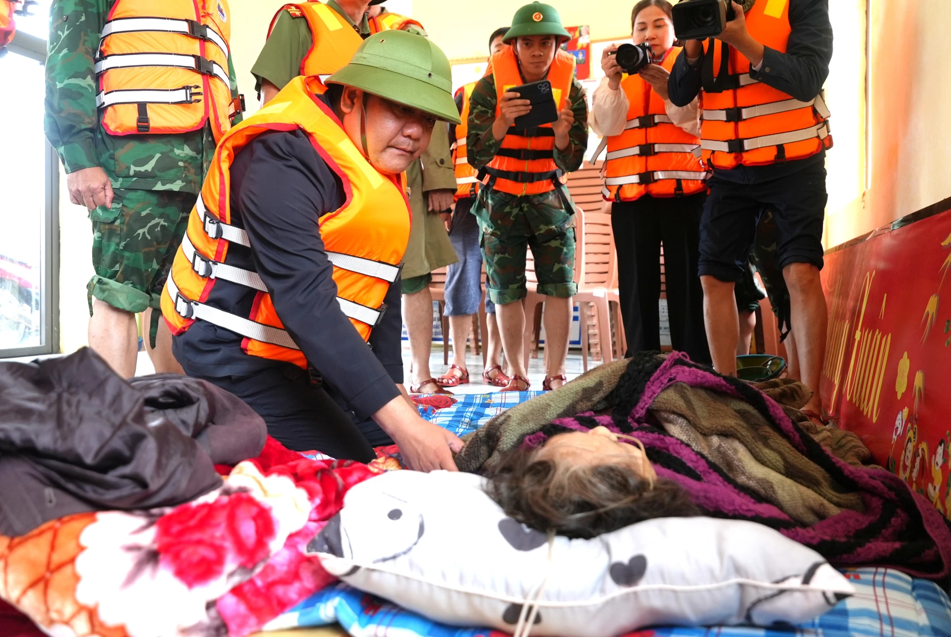 Đồng chí Chủ tịch UBND tỉnh Trần Phong thăm hỏi tình hình sức khỏe bà Nguyễn Thị Thiện - Ảnh: Trung Đức