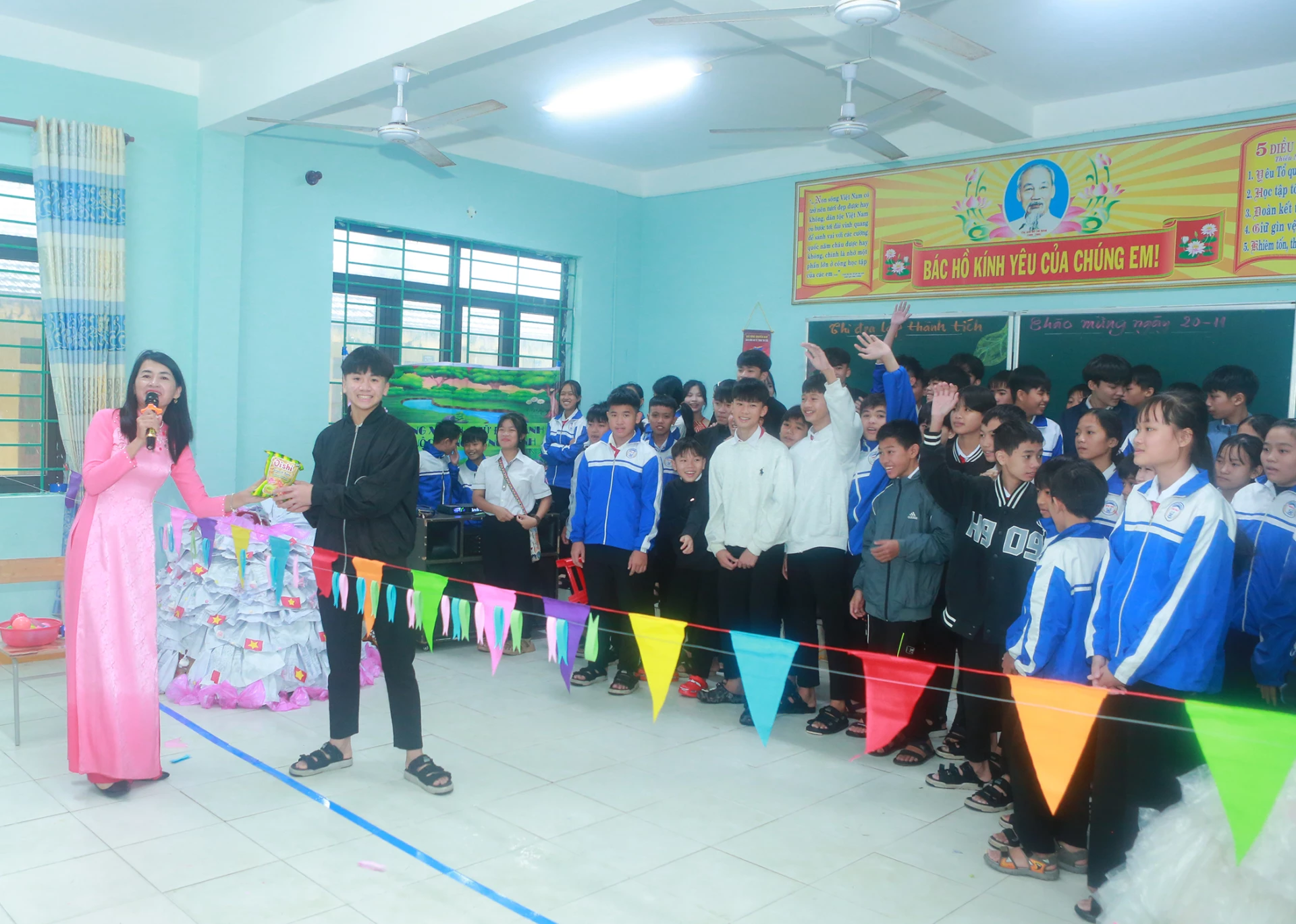 Học sinh thích thú với các hoạt động của ngày hội