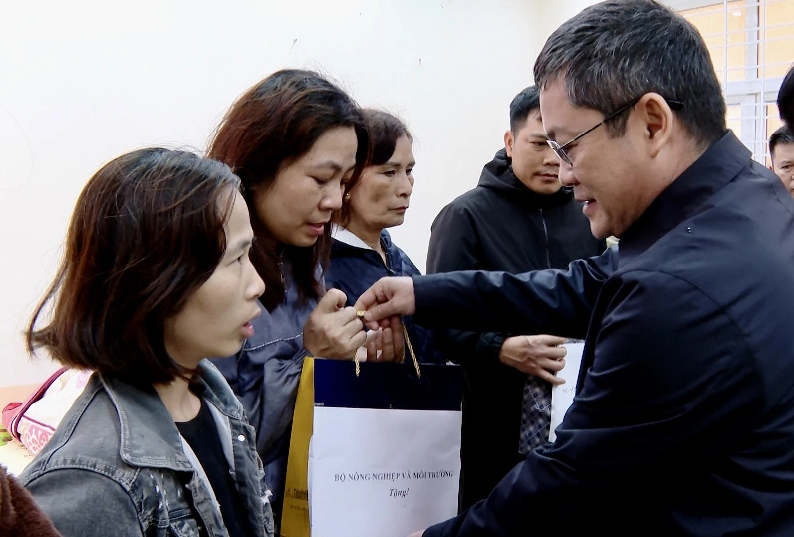 Đồng chí Phan Phong Phú, Phó Chủ tịch UBND tỉnh trao quà cho người dân vùng sạt lở - Ảnh: B.C