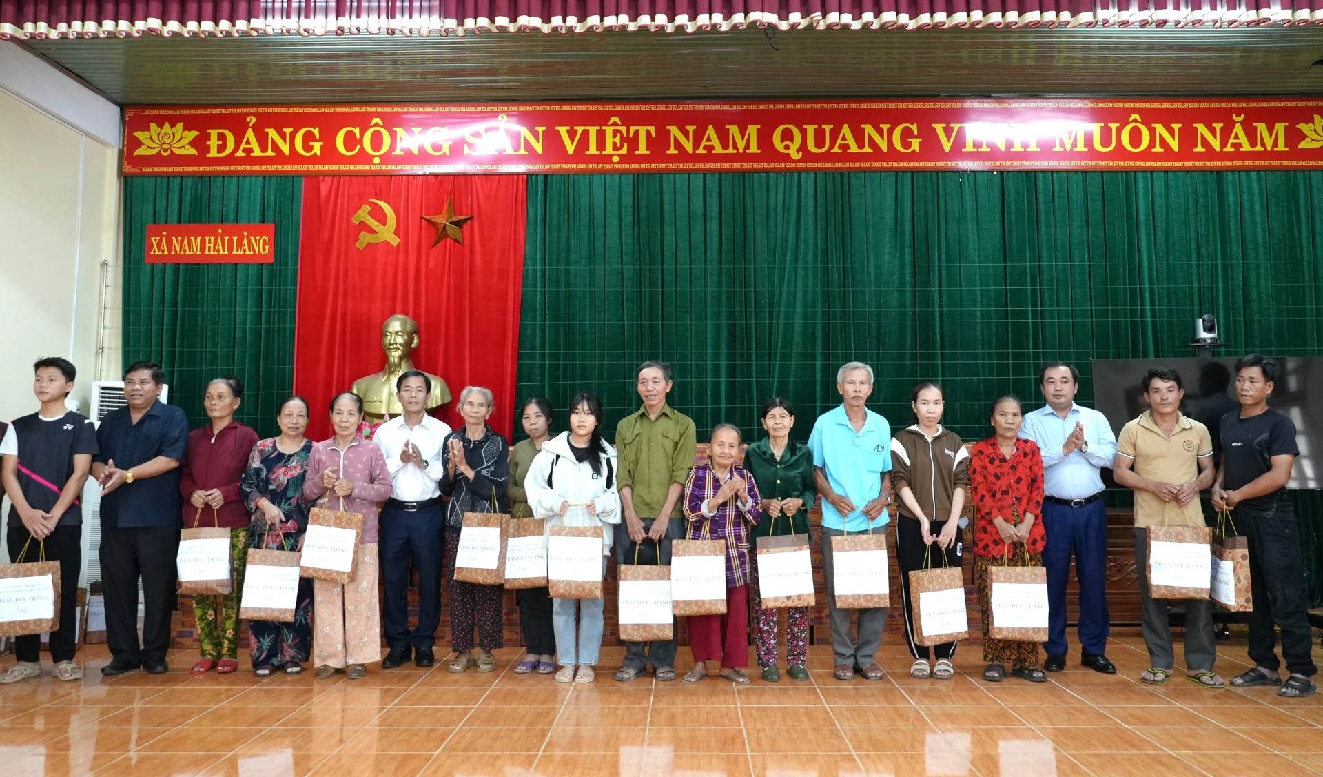 Đồng chí Bộ trưởng Bộ Nông nghiệp và Môi trường Trần Đức Thắng và đồng chí Bí thư Tỉnh ủy Quảng Trị Nguyễn Văn Phương trao quà hỗ trợ các hộ gia đình có hoàn cảnh khó khăn bị ảnh hưởng mưa lũ của xã Nam Hải Lăng - Ảnh: Trung Đức