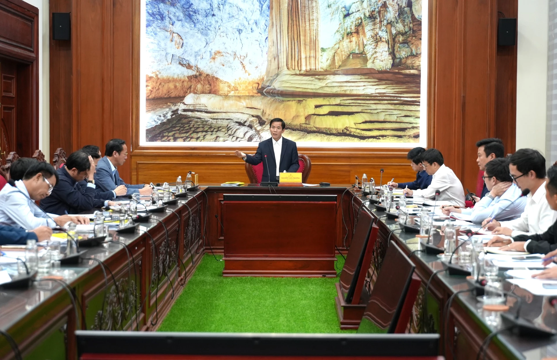 Đồng chí Bí thư Tỉnh ủy Nguyễn Văn Phương nhấn mạnh sự cần thiết của việc mở rộng mạng lưới cung cấp nước sạch phục vụ người dân - Ảnh: Trung Đức