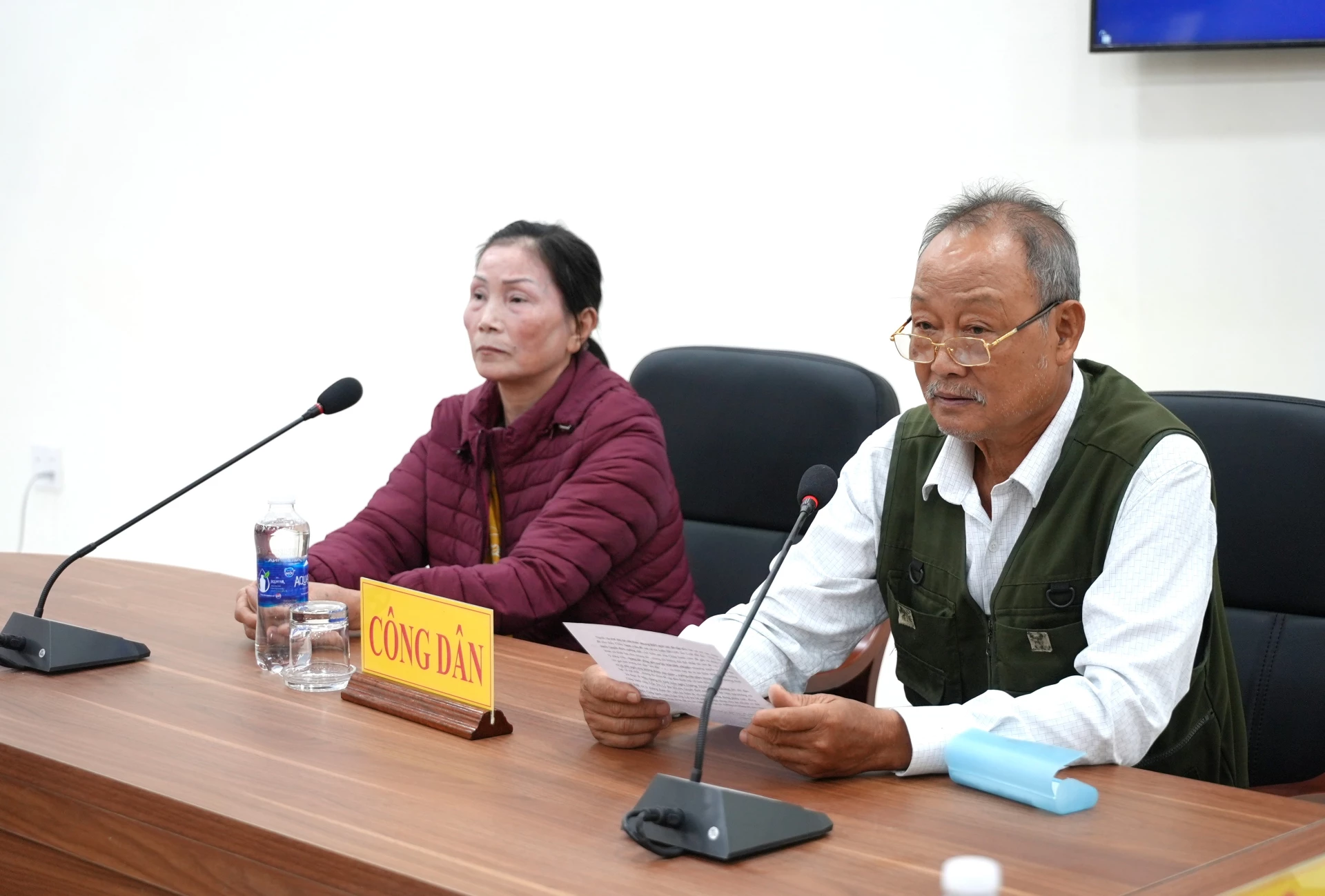 Công dân tham gia phiên tiếp dân của đồng chí Phó Chủ tịch UBND tỉnh Phan Phong Phú - Ảnh: Trung Đức