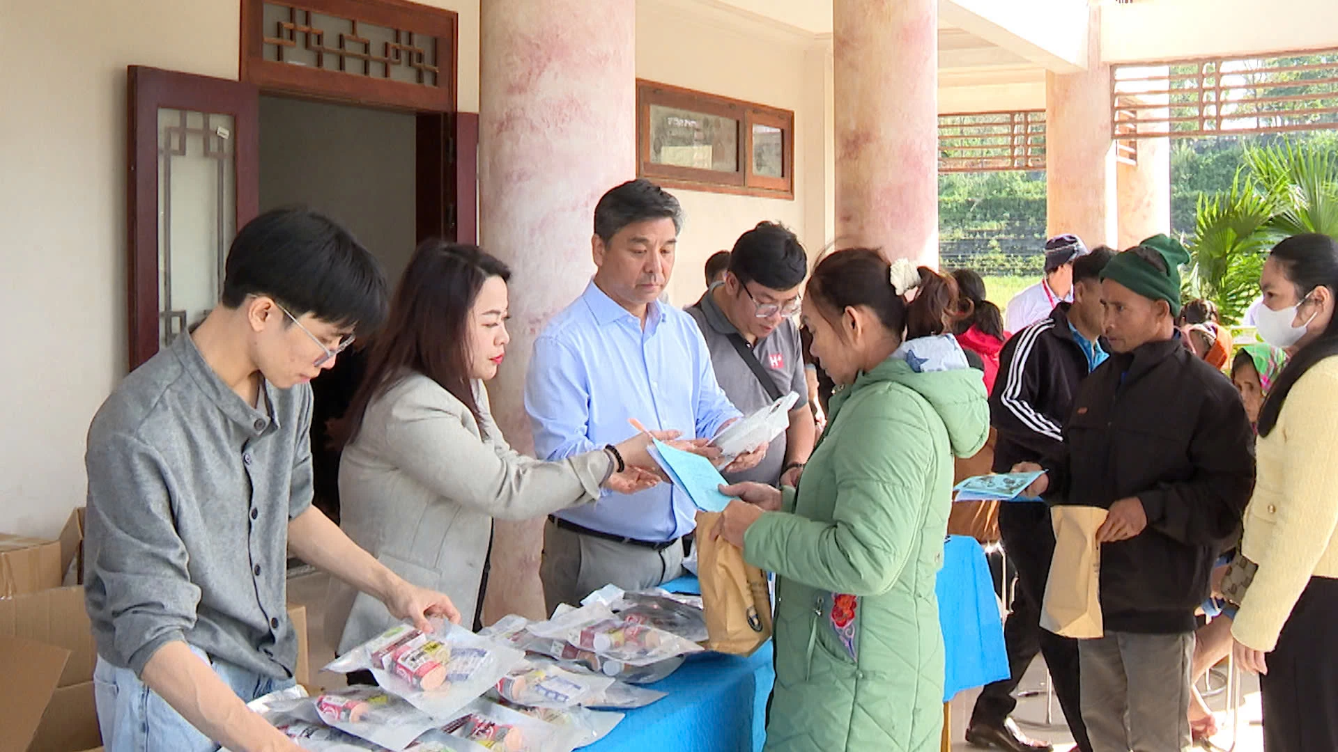 Đoàn thiện nguyện cấp phát thuốc miễn phí cho người dân tại xã Khe Sanh - Ảnh Phước Đạt