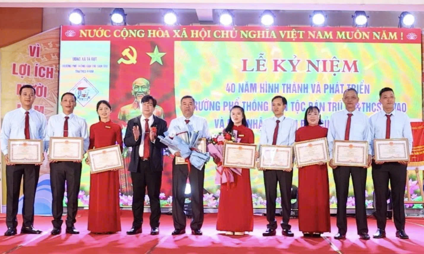 UBND xã Tà Rụt cũng tặng Giấy khen cho những giáo viên có thành tích xuất sắc trong công tác giáo dục - Ảnh: K.S