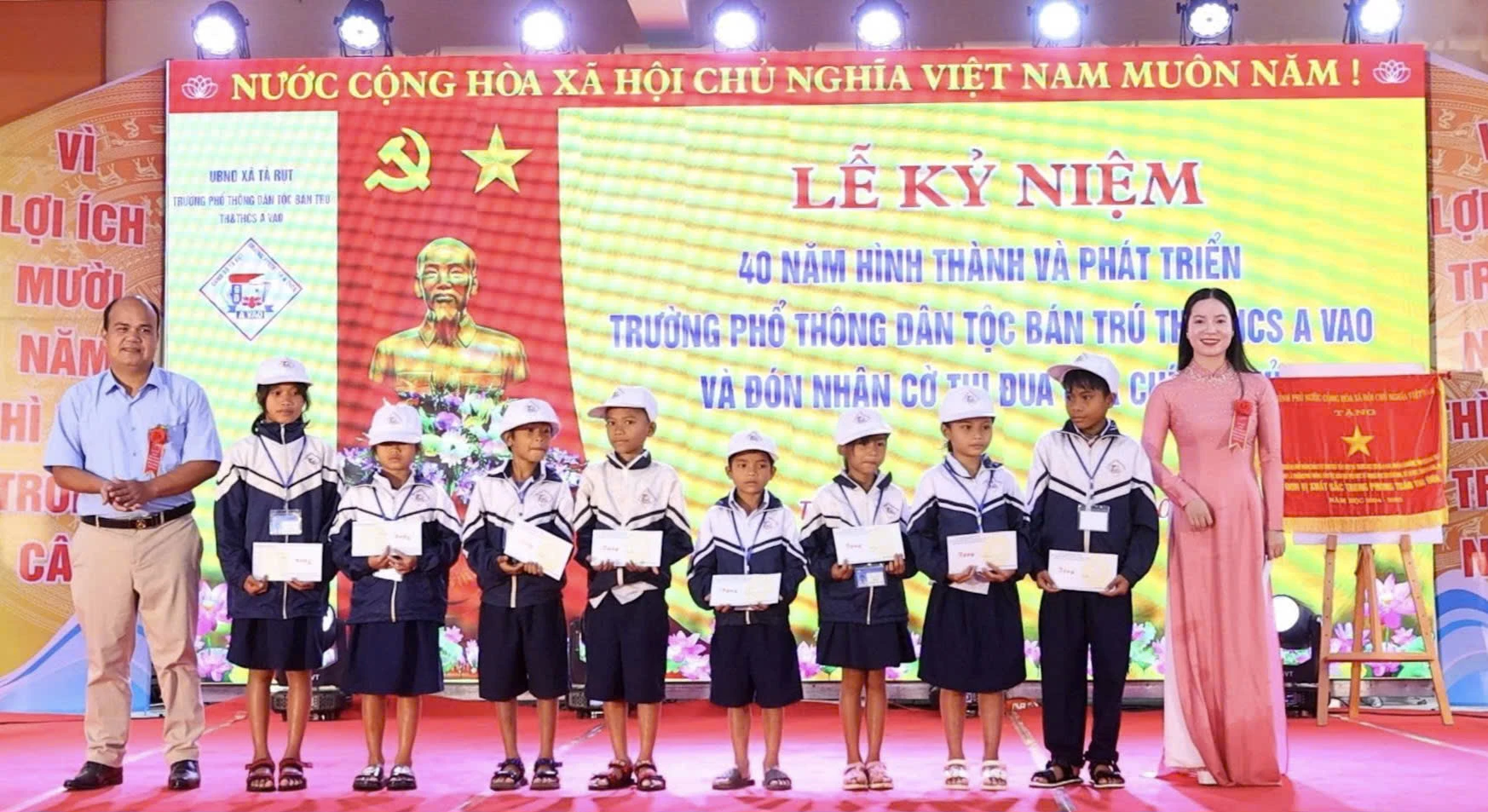 Tặng quà cho học sinh có hoàn cảnh khó khăn - Ảnh: K.S