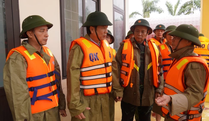 Đồng chí Phó Chủ tịch Thường trực UBND tỉnh kiểm tra công tác khắc phục hậu quả mưa lũ tại xã Lệ Thủy