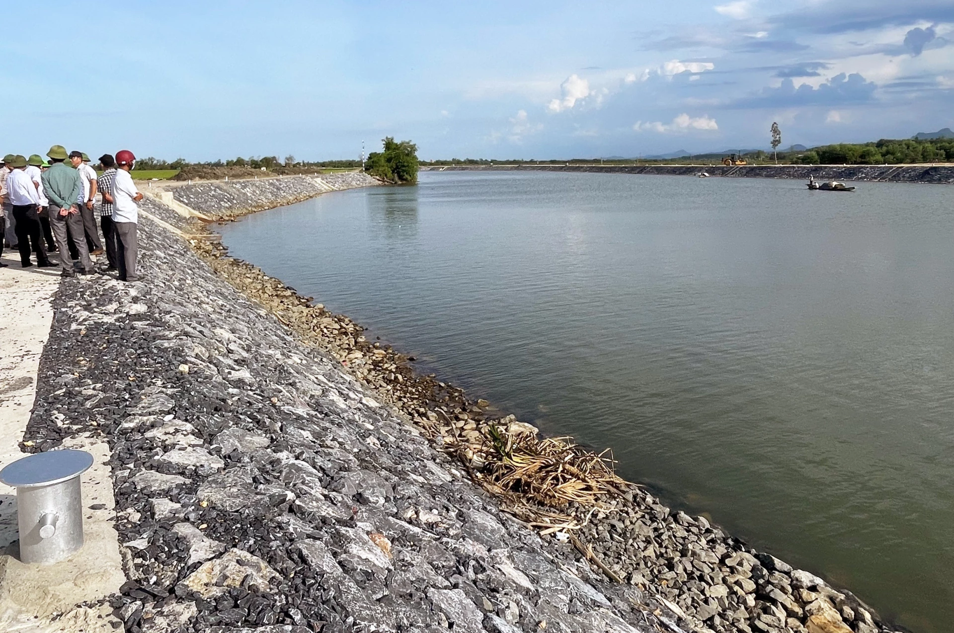 Hệ thống đê, kè được nâng cấp, xây mới góp phần chủ động ứng phó với biến đổi khí hậu - Ảnh: L.C
