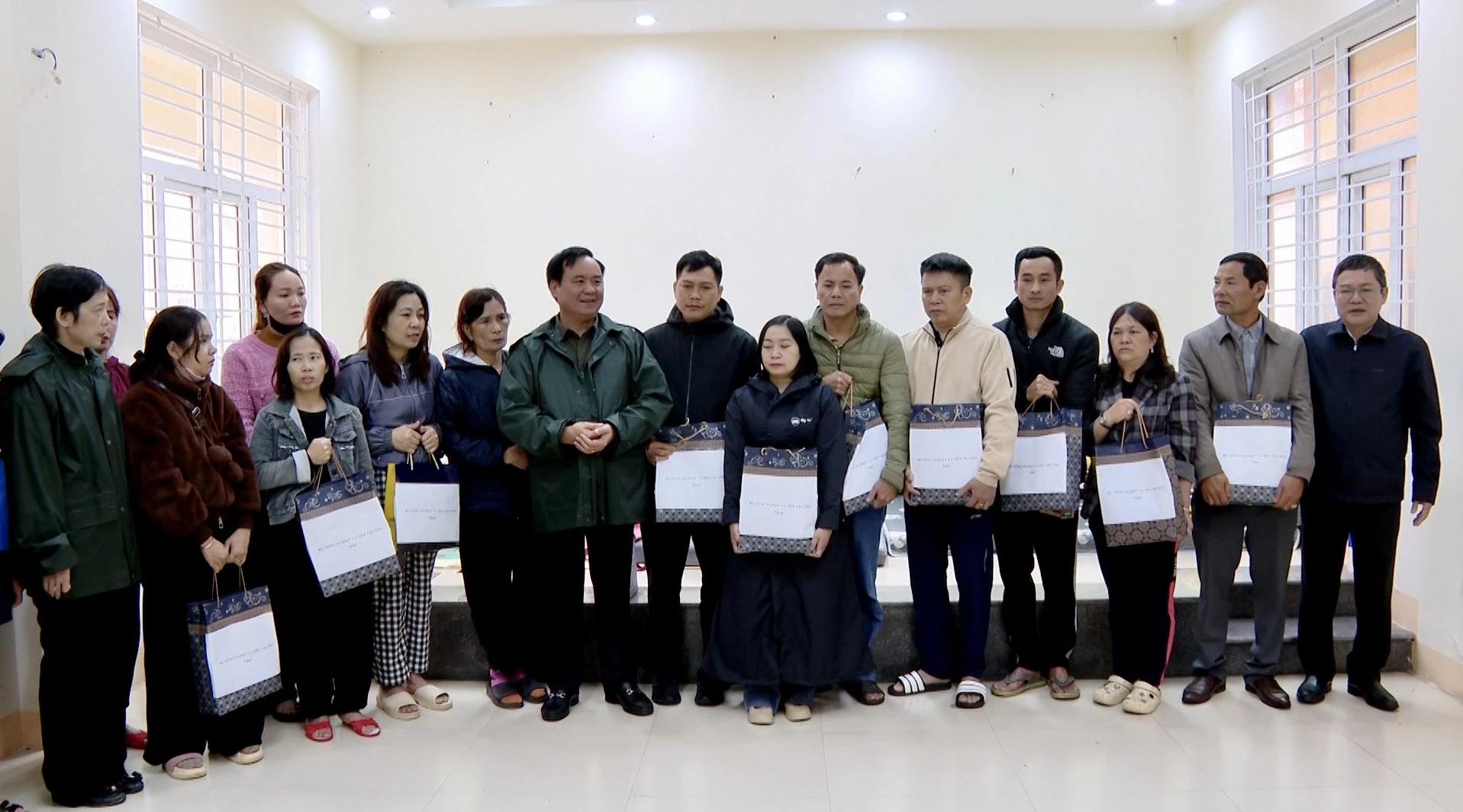 Đoàn công tác Bộ Nông nghiệp và Môi trường cùng lãnh đạo tỉnh trao quà cho người dân vùng sạt lở - Ảnh: B.C