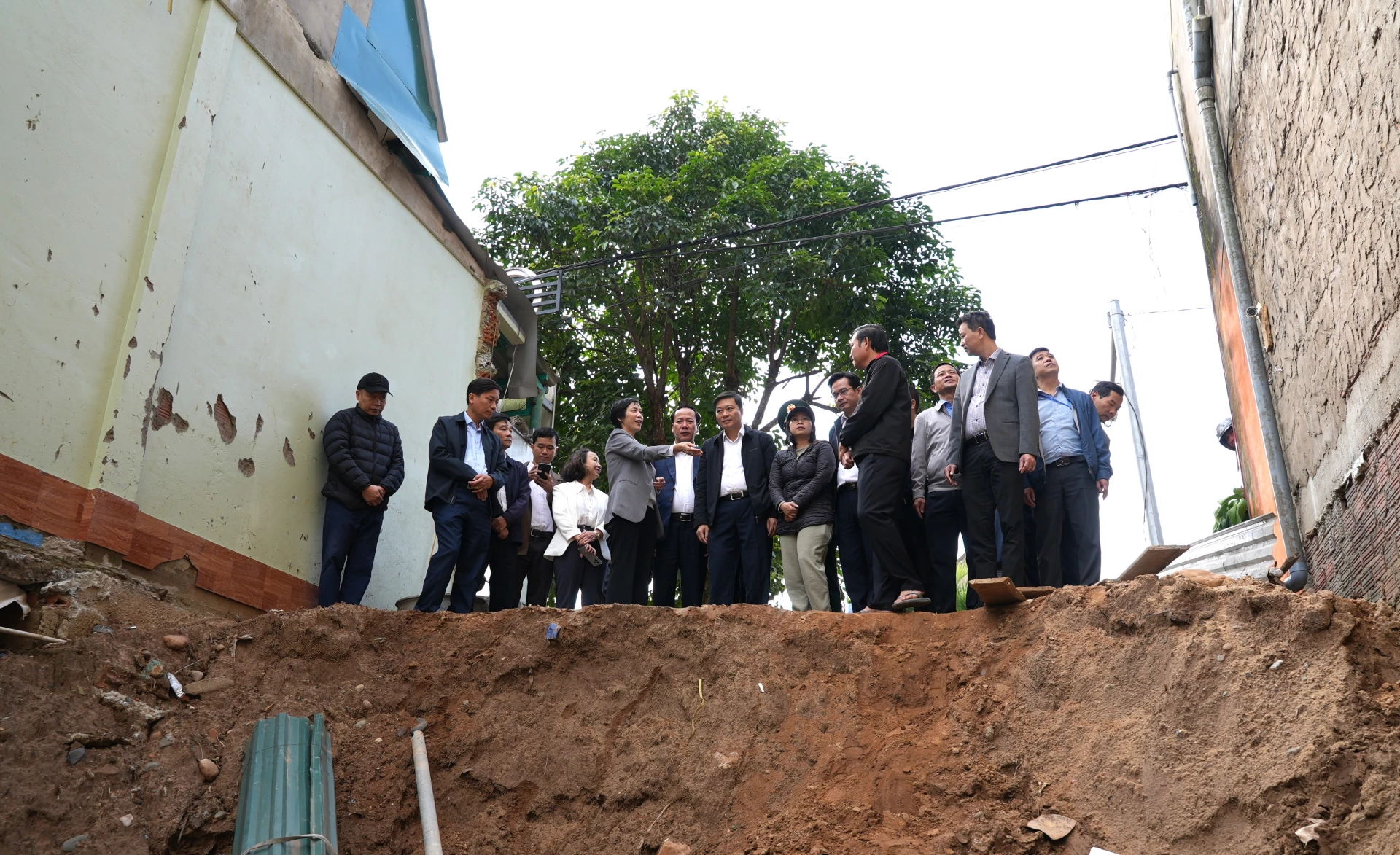 Đồng chí Lê Hồng Vinh, Chủ tịch UBND tỉnh kiểm tra hiện trường khu vực công bố tình huống khẩn cấp về thiên tai tại xã Khe Sanh - Ảnh: Trung Đức