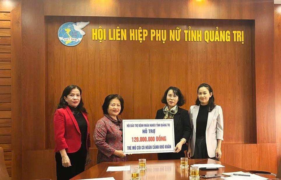 Hội bảo trợ bệnh nhân nghèo tỉnh trao biển hỗ trợ tượng trưng cho Hội Liên hiệp phụ nữ tỉnh - Ảnh: K.H