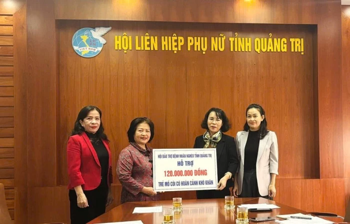 Trao hỗ trợ cho trẻ mồ côi theo chương trình “Mẹ đỡ đầu kết nối yêu thương”