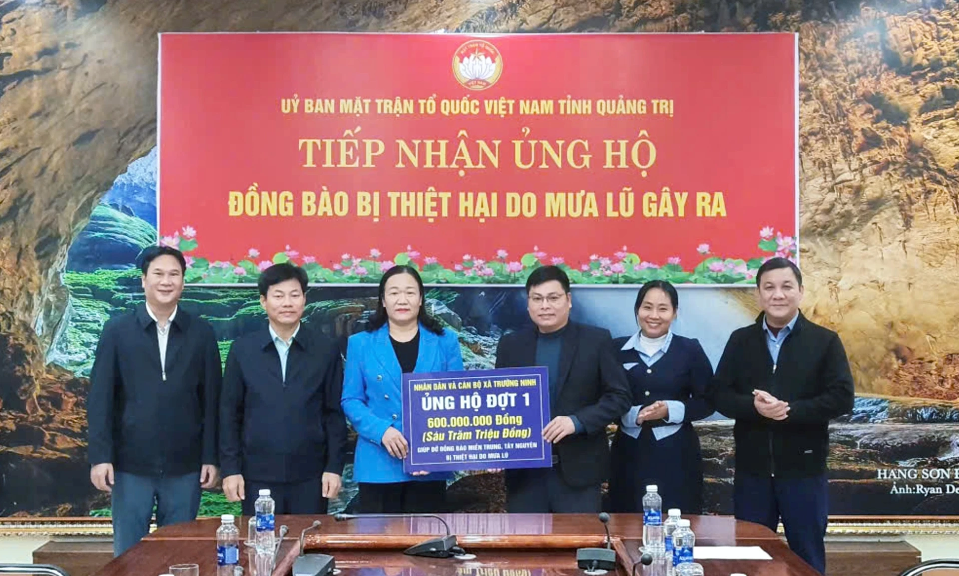 Đại diện lãnh đạo Ủy ban MTTQ Việt Nam tỉnh tiếp nhận tiền ủng hộ của cán bộ, Nhân dân xã Trường Ninh - Ảnh: L.C