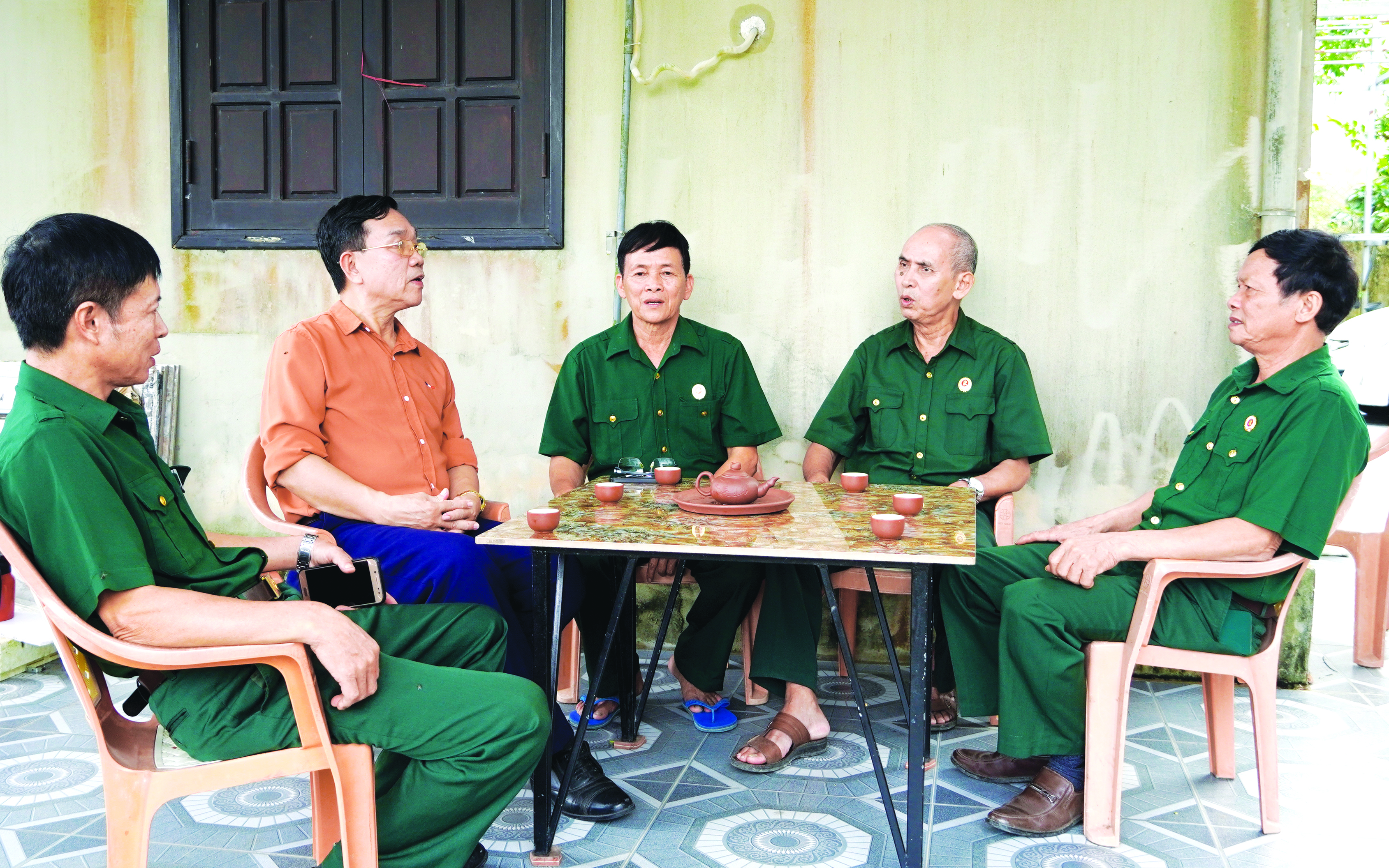 Các cựu chiến binh phường Đồng Sơn trao đổi kinh nghiệm trong phát triển kinh tế hộ gia đình - Ảnh: H.TR