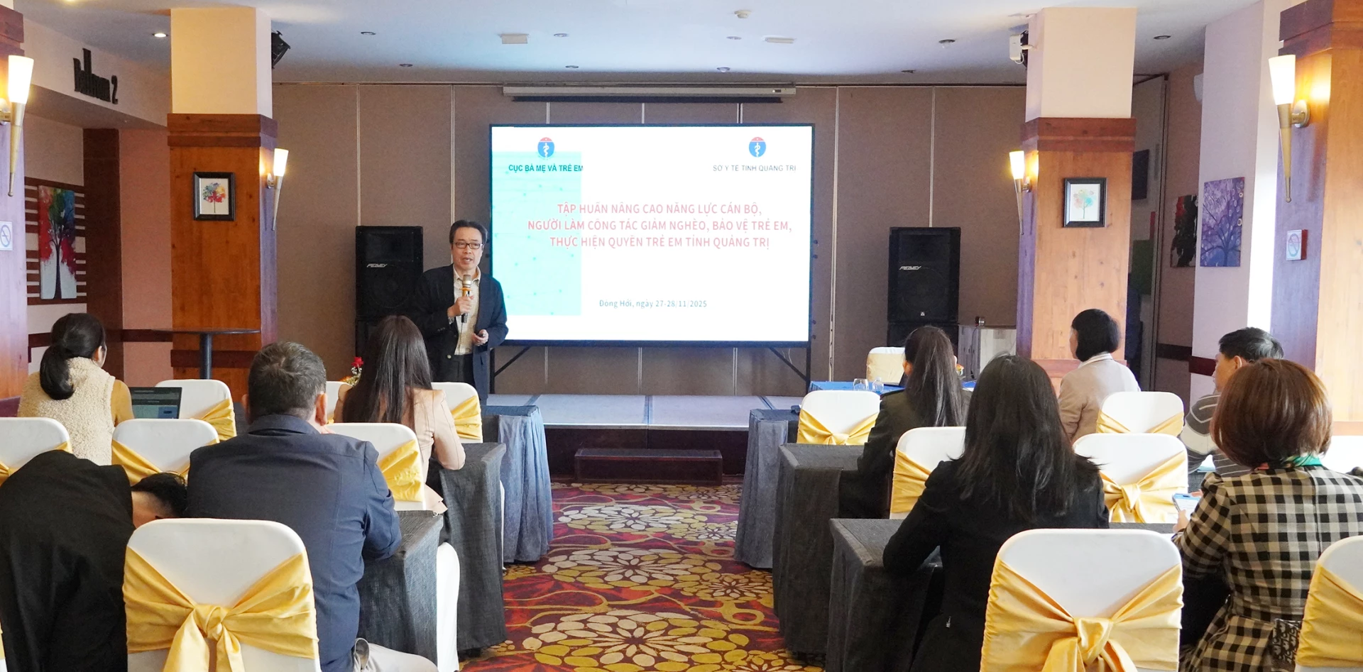 Giảng viên truyền đạt các nội dung liên quan đến công tác giảm nghèo và bảo vệ trẻ em - Ảnh: L.M