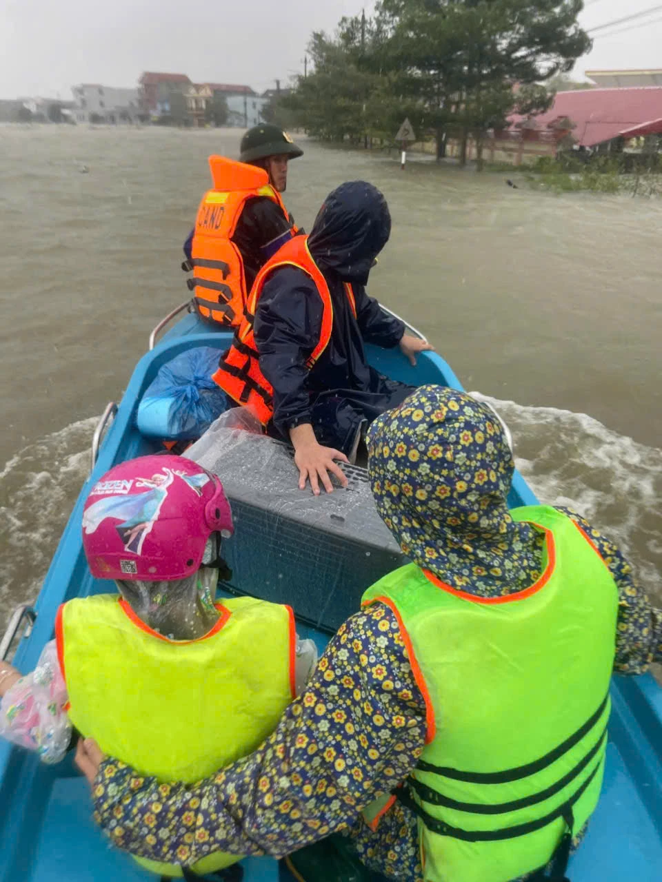 Giữa mưa lũ, thông tin Công an xã Lệ Thủy đưa 1 sản phụ sắp chuyển dạ trên địa bàn đến bệnh viện an toàn làm ấm lòng người dân - Ảnh: C.H