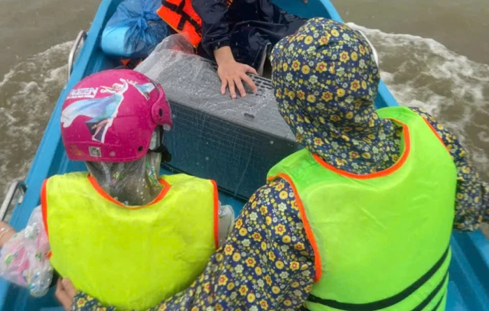 Những người 'thích đùa' trong mưa lũ