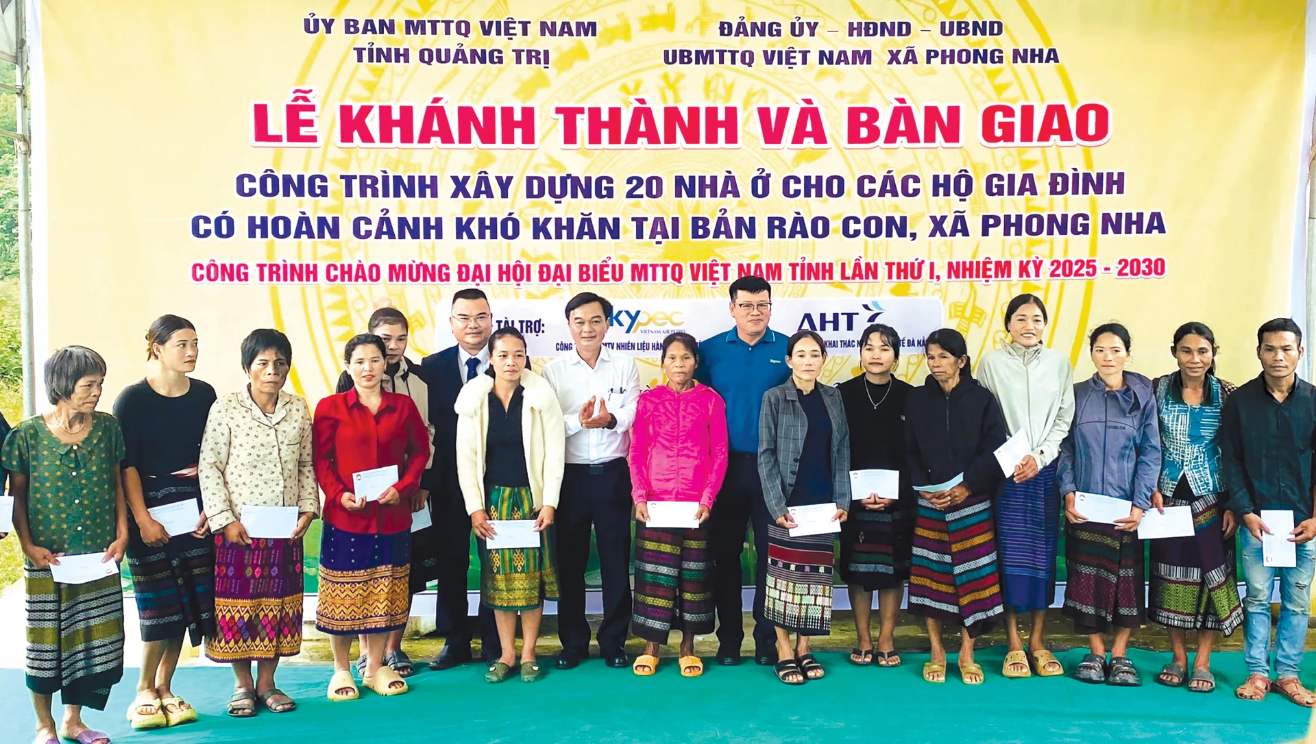 Đồng chí Nguyễn Chiến Thắng, Phó Bí thư Tỉnh ủy, Chủ tịch Ủy ban MTTQVN tỉnh tặng quà cho các hộ dân tại bản Rào Con, xã Phong Nha - Ảnh: Nguyễn Loan