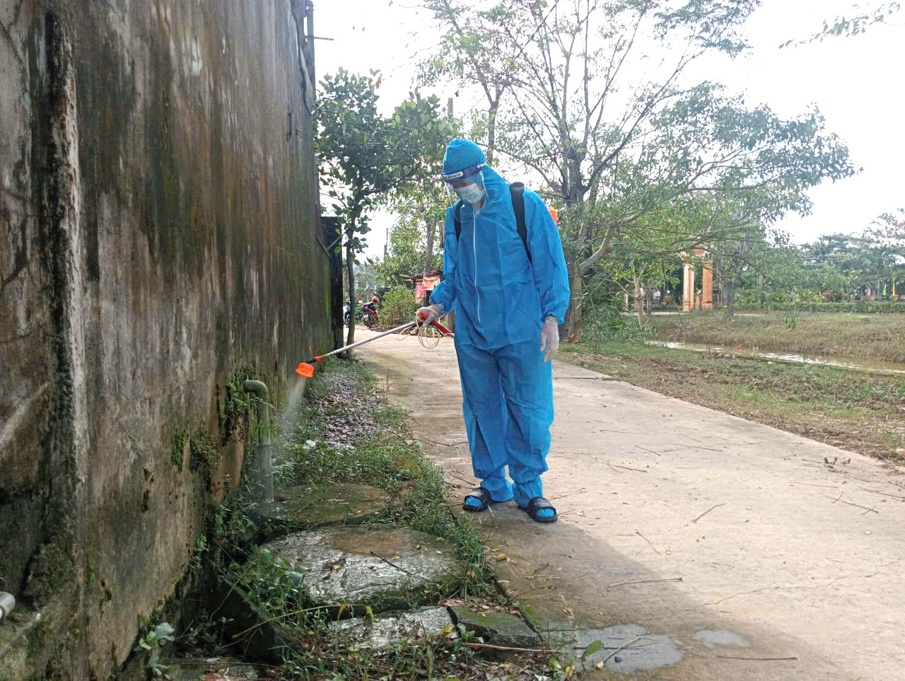 Phun xử lý môi trường phòng, chống dịch bệnh sau lũ          - Ảnh: T.T