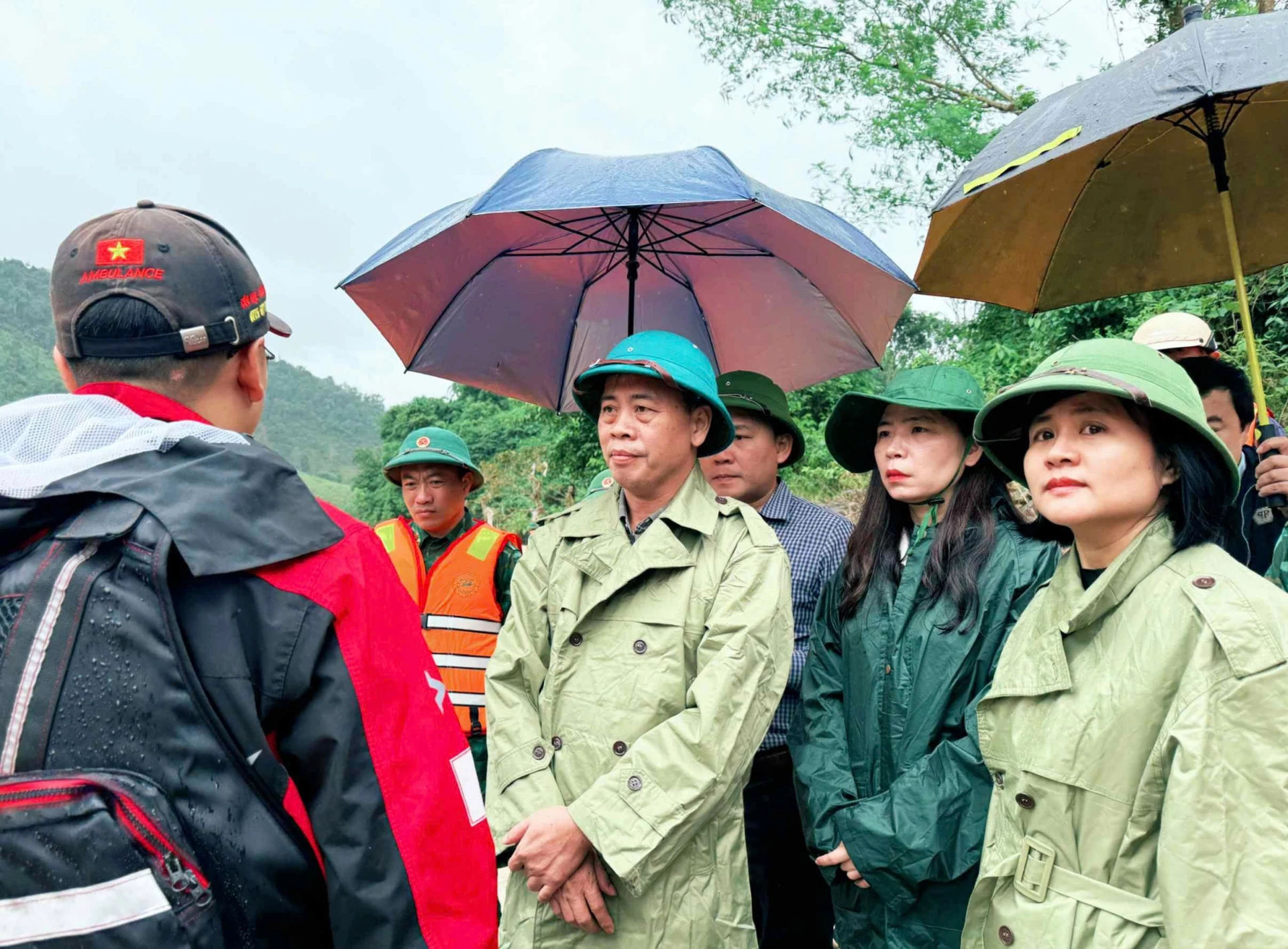Đồng chí Nguyễn Đăng Quang, Phó Bí thư Tỉnh ủy, Chủ tịch HĐND tỉnh động viên lực lượng tìm kiếm tài xế mất tích tại xã La Lay - Ảnh: M.N