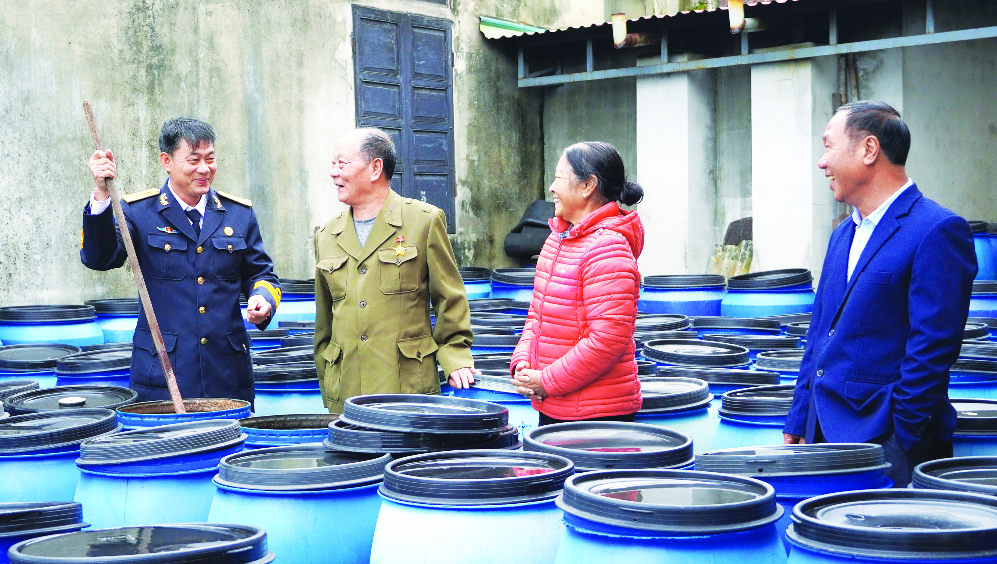 Thường trực Hội Cựu chiến binh phường Đồng Hới thăm mô hình sản xuất mắm ruốc chất lượng cao của cựu chiến binh Nguyễn Công Định     - Ảnh: H.TR