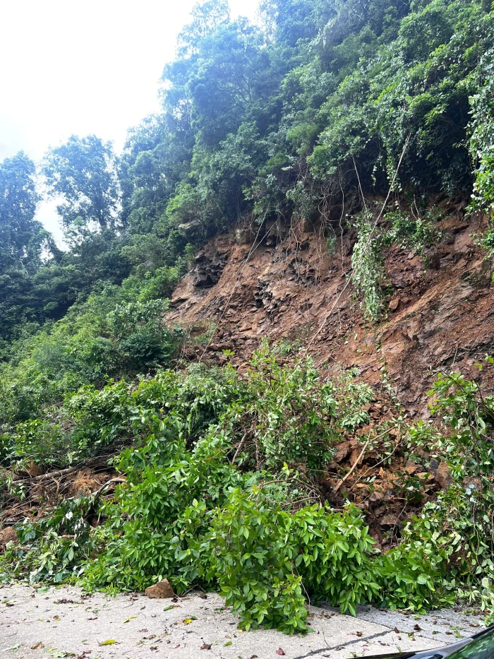 Xảy ra vụ sạt lở đất, đá trên đường Hồ Chí Minh nhánh Tây