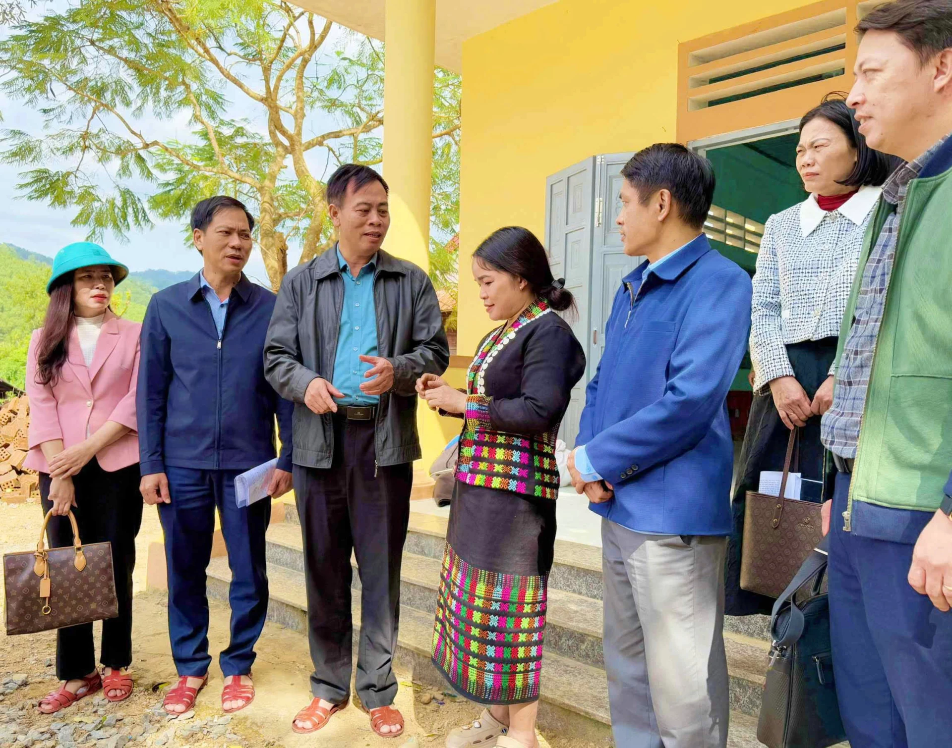 Đồng chí Nguyễn Đăng Quang, Phó Bí thư Tỉnh ủy, Chủ tịch HĐND tỉnh chia sẻ, động viên bà con nhân dân tại thôn Cát, xã Hướng Phùng - Ảnh: M.N