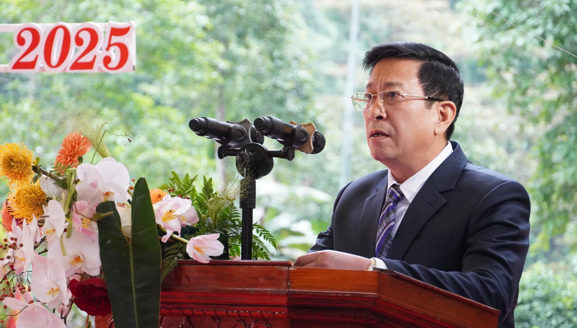 Lãnh đạo Ban quản lý Vườn Quốc gia Phong Nha-Kẻ Bàng báo cáo tại buổi lễ - Ảnh: QV