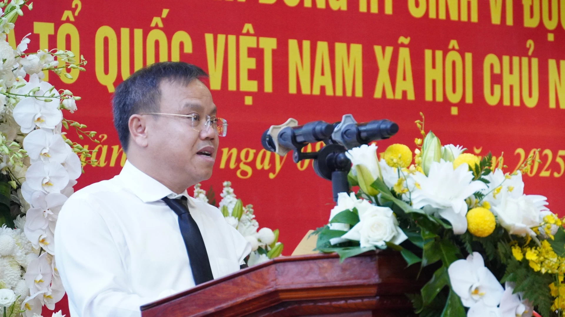 Đồng chí Lê Đức Tiến, Phó Chủ tịch UBND tỉnh, Trưởng Ban chỉ đạo 515 tỉnh đọc điếu văn tại buổi lễ - Ảnh: QV