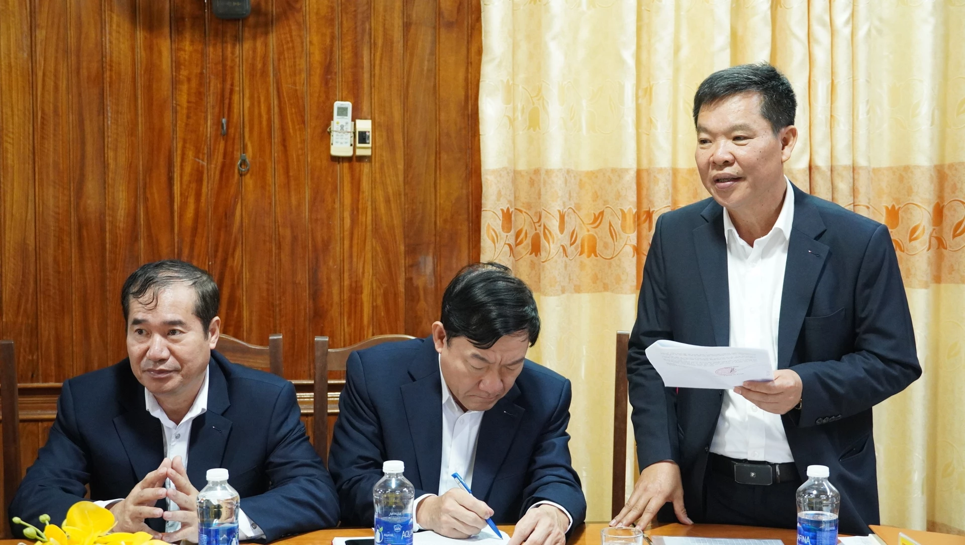 Lãnh đạo Công ty TNHH MTV Lâm công nghiệp Long Đại báo cáo tại buổi làm việc - Ảnh: QV