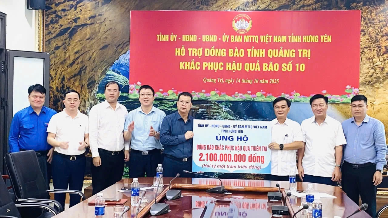 Đồng chí Nguyễn Chiến Thắng, Phó Bí thư Tỉnh ủy, Chủ tịch Ủy ban MTTQVN tỉnh tiếp nhận kinh phí ủng hộ khắc phục hậu quả thiên tai             - Ảnh: T.N