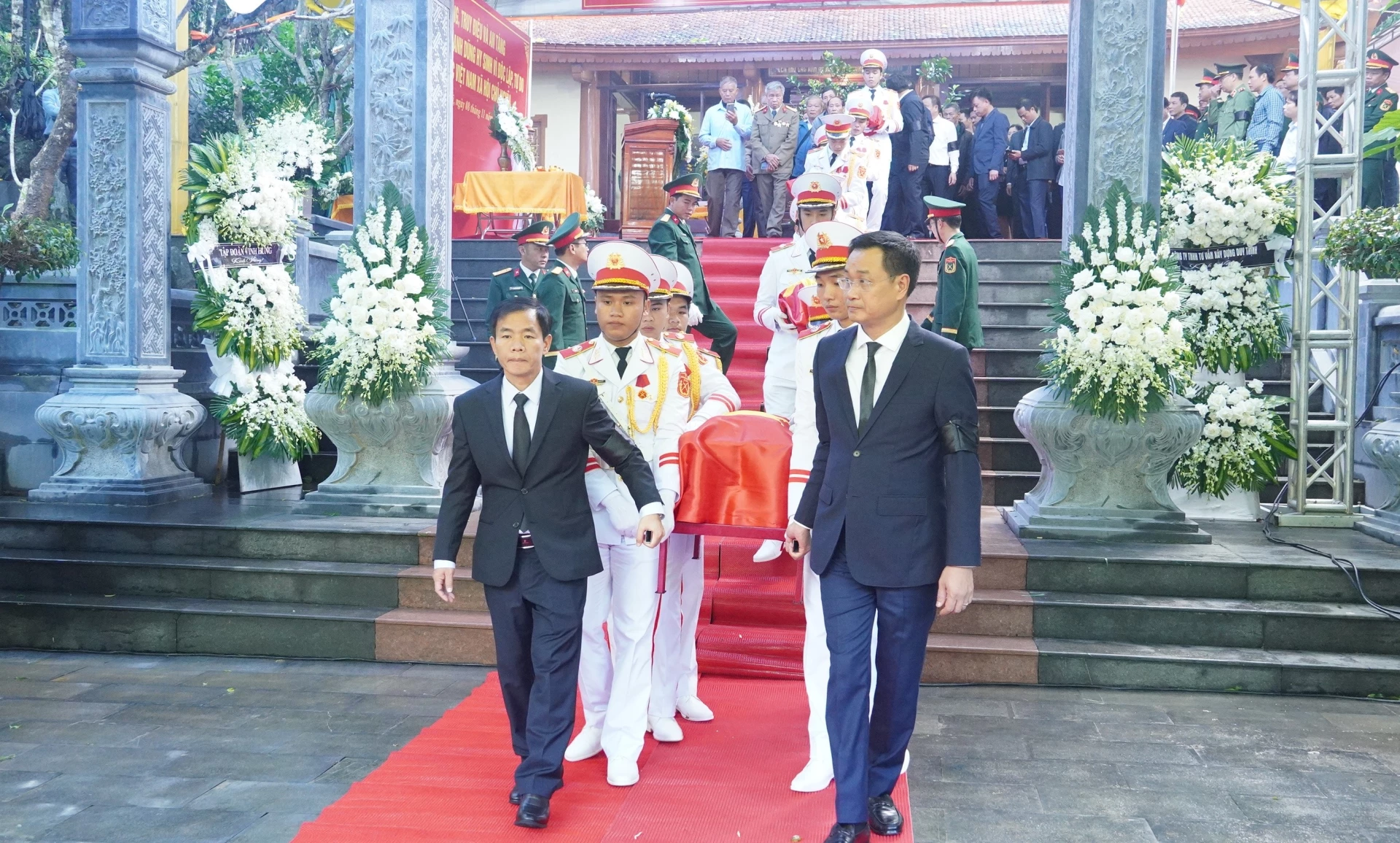 Các đại biểu thực hiện lễ an táng hài cốt các AHLS - Ảnh: QV