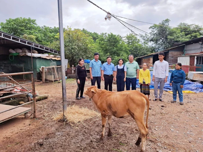 Nữ cán bộ Mặt trận hết lòng vì dân