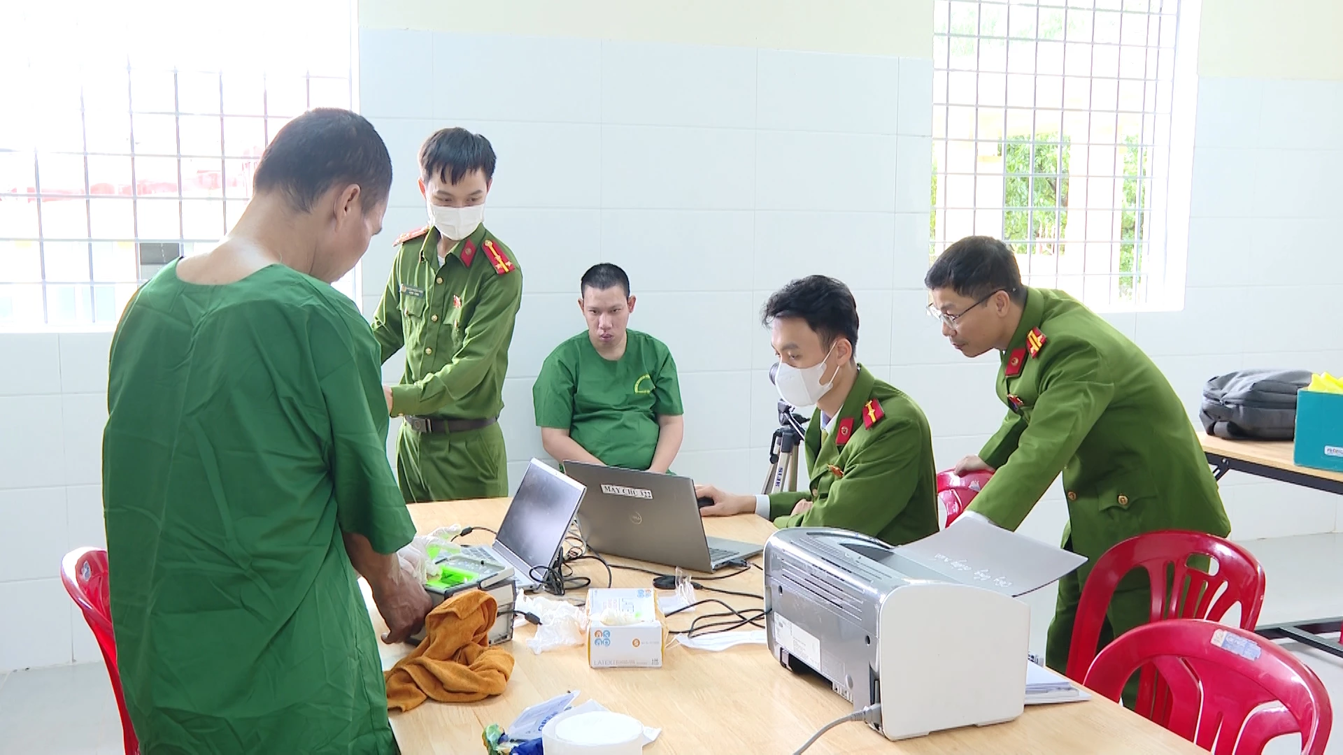 Công an phường Đồng Sơn phối hợp làm căn cước công dân cho 35 đối tượng tâm thần đặc biệt nặng - Ảnh: Đ.A