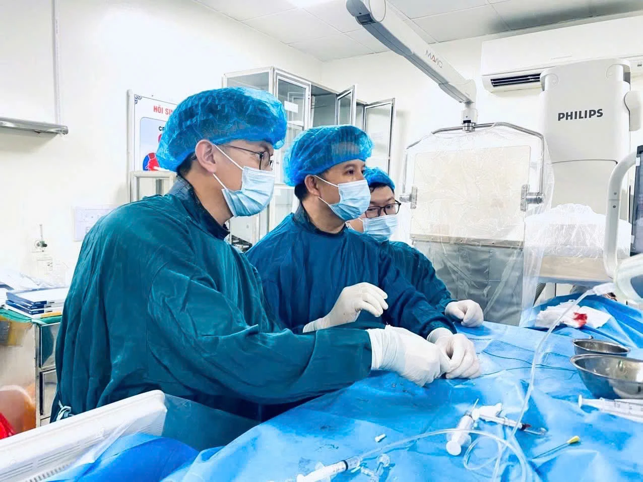 Các bác sĩ đang tiến hành can thiệp cho bệnh nhân - Ảnh: B.L