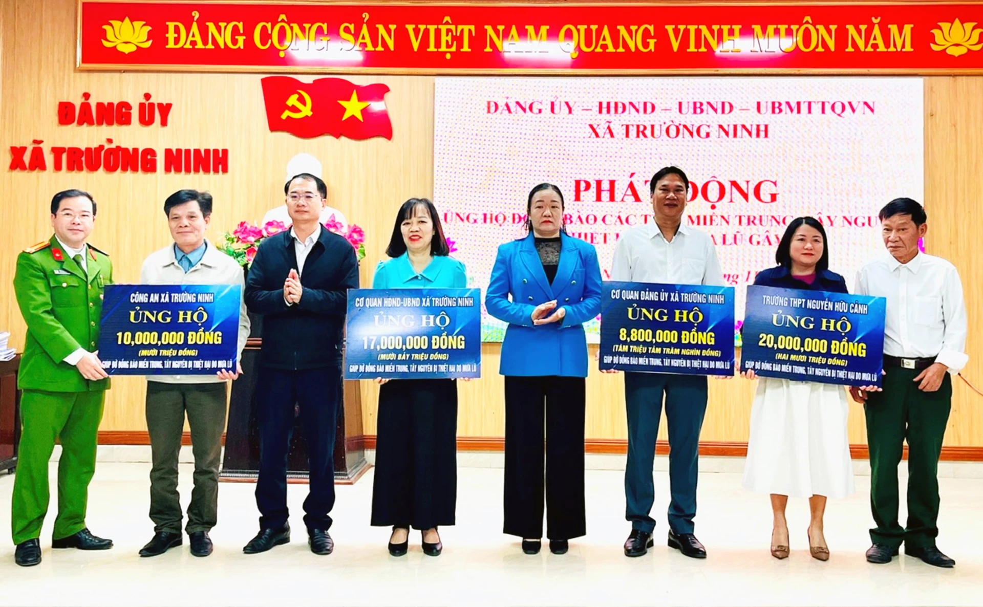 Cán bộ, đảng viên xã Trường Ninh tham gia ủng hộ đồng bào các tỉnh miền Trung, Tây Nguyên khắc phục hậu quả thiên tai - Ảnh: L.C