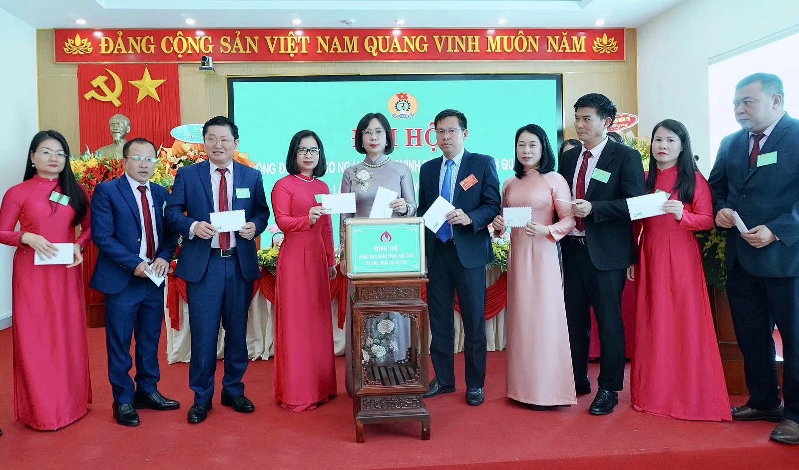 Các đại biểu dự đại hội ủng hộ đồng bào miền Trung - Tây Nguyên- Ảnh: N.L