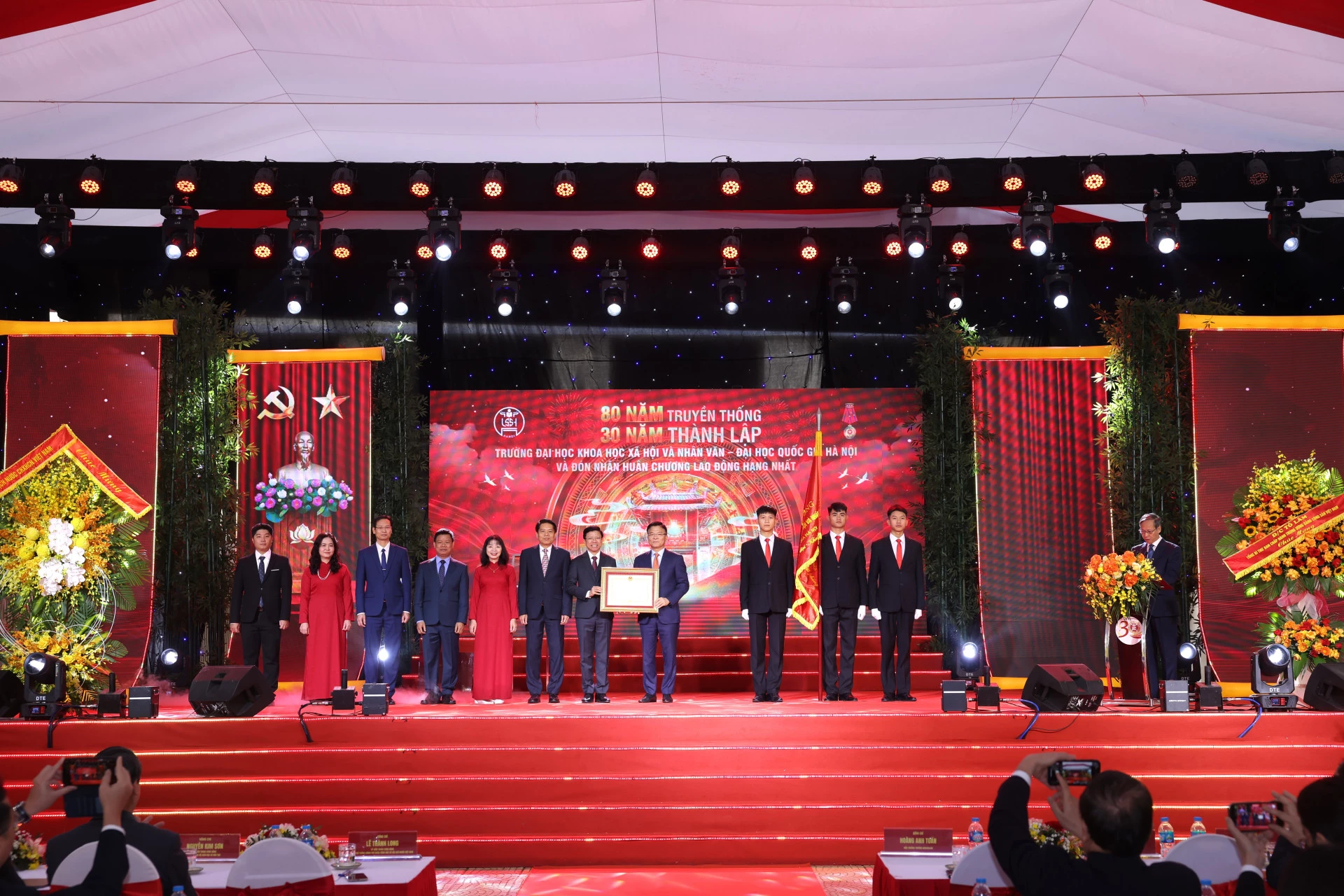 Thay mặt lãnh đạo Đảng, Nhà nước, Phó Thủ tướng Chính phủ Lê Thành Long đã trao tặng Huân chương Lao động hạng Nhất cho Trường đại học Khoa học Xã hội và Nhân văn, Đại học Quốc gia Hà Nội, do đã có thành tích xuất sắc đột xuất trong công tác đào tạo nguồn nhân lực và nghiên cứu khoa học, góp phần vào sự nghiệp xây dựng chủ nghĩa xã hội và bảo vệ Tổ quốc