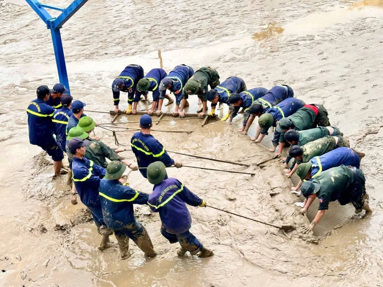 Tuổi trẻ Công an tỉnh tham gia giúp Nhân dân phòng chống, khắc phục thiệt hại trong mưa lũ - Ảnh: T.T