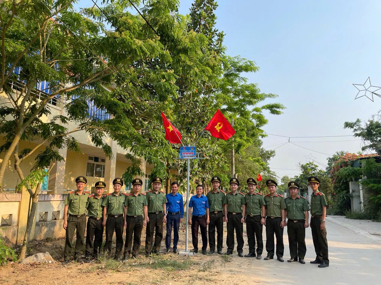 Mô hình “Xây dựng đường cờ Tổ quốc-An ninh nhân dân” tại các giáo xứ - Ảnh: T.T