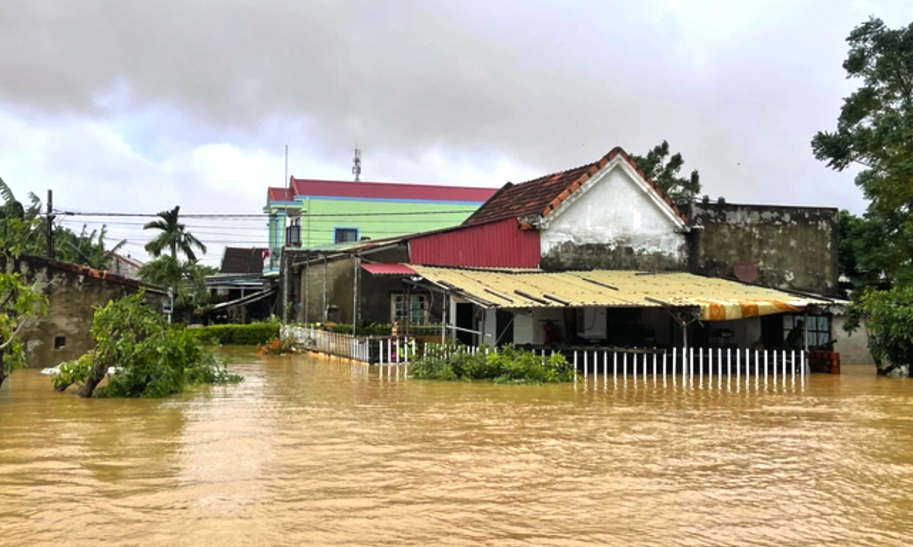 Đến ngày 6/11, nhiều nhà dân ở xã Lệ Thủy vẫn đang bị ngập lụt.