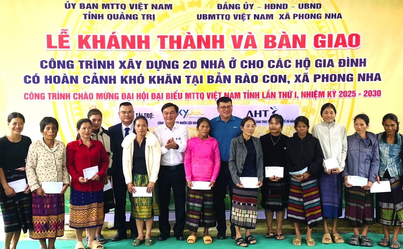 Đồng chí Nguyễn Chiến Thắng, Phó Bí thư Tỉnh ủy, Chủ tịch Ủy ban MTTQ Việt Nam tỉnh tặng quà cho 20 hộ gia đình - Ảnh: N.L