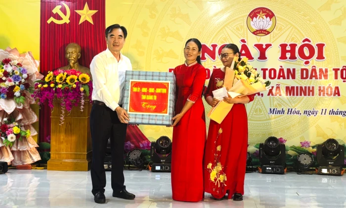 Lãnh đạo tỉnh dự 'Ngày hội Đại đoàn kết toàn dân tộc' ở thôn Văn Hóa