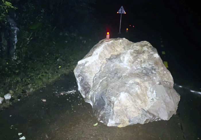 Trường Sơn: Sạt lở khiến tảng đá lớn lăn xuống đường Hồ Chí Minh nhánh Tây