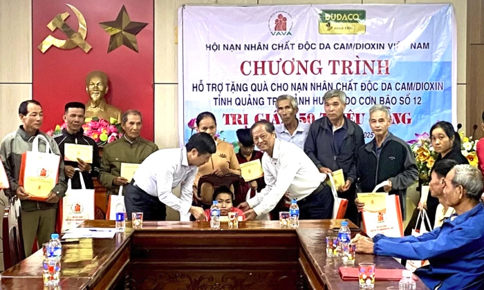 Tặng quà cho nạn nhân chất độc da cam/dioxin bị ảnh hưởng mưa bão