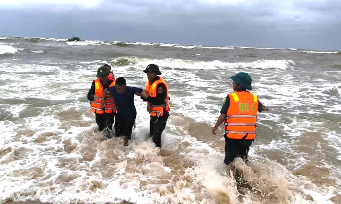 Cứu nạn thành công 8 ngư dân tàu cá gặp nạn tại cửa biển Nhật Lệ