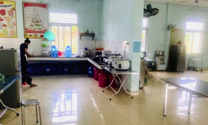 Bàn phương án xử lý tập thể, cá nhân liên quan vụ nghi ngộ độc thực phẩm xảy ra tại Trường phổ thông dân tộc bán trú Tiểu học Kim Thủy