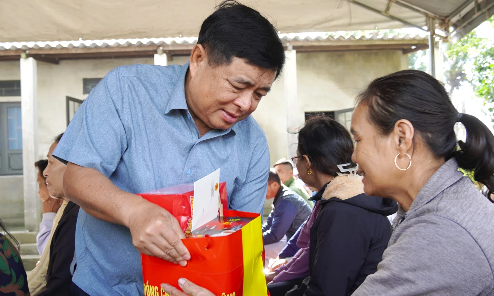 Đồng chí Phó Thủ tướng Chính phủ Nguyễn Chí Dũng thăm, tặng quà người dân Quảng Trị bị ảnh hưởng do mưa lũ