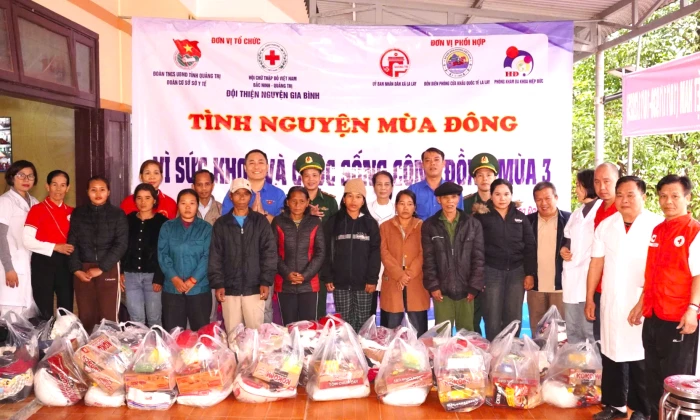 Tư vấn sức khỏe và tặng quà cho đồng bào dân tộc thiểu số