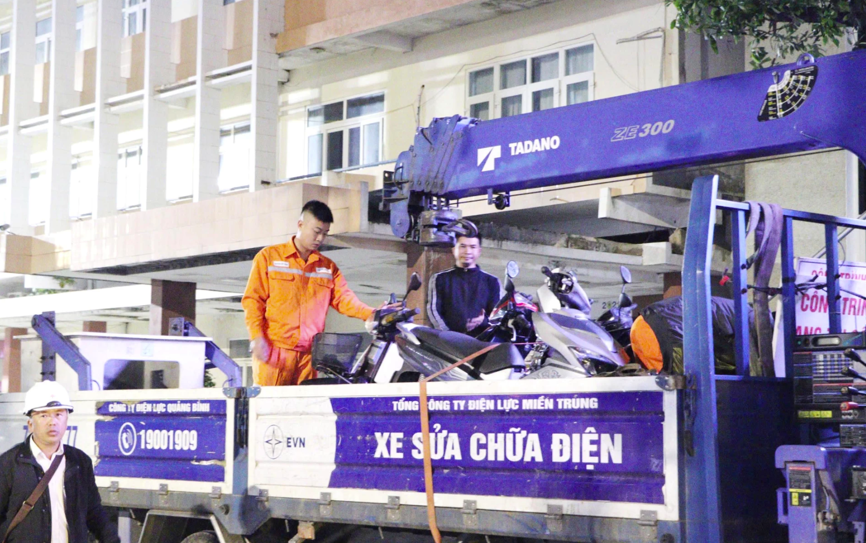 Vật tư và các xe máy chuyên dụng phục vụ xử lý phần hạ áp được chuẩn bị đầy đủ - Ảnh: M.Ng