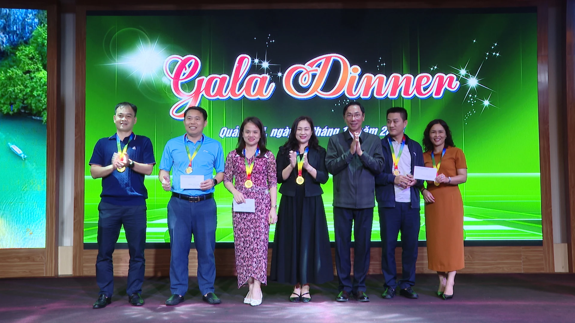 Ban Tổ chức trao giải nhất cho đôi Nam, đôi Nữ và đôi Nam – Nữ bộ môn Pickleball - Ảnh: H.T